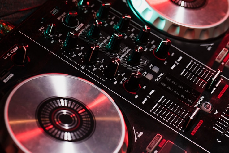 Foto gratuito primer plano del panel de control de dj de alto ángulo
