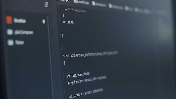 Foto gratuito primer plano de la pantalla de la computadora del desarrollador de software escribiendo lenguaje de programación en su agencia de inicio. mostrar el concepto de ingeniero de sistemas que escribe el código fuente. desplazamiento del texto del script de funciones de la base de datos.