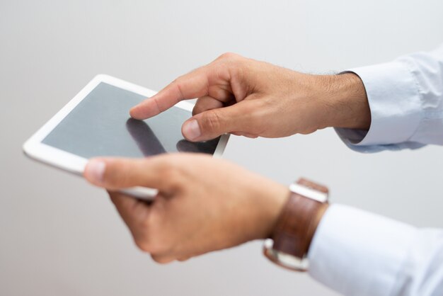 Primer plano de la pantalla táctil del hombre ocupado con el dedo