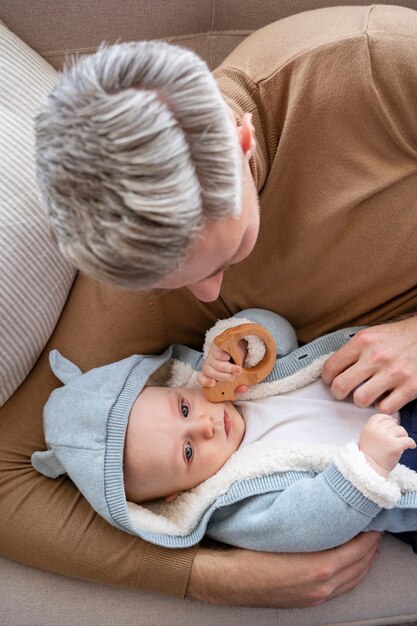 Primer plano de papá con su bebé