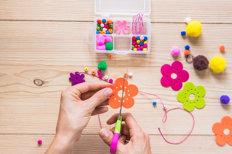 Foto gratuito primer plano de un parche de flores de corte de persona con tijera