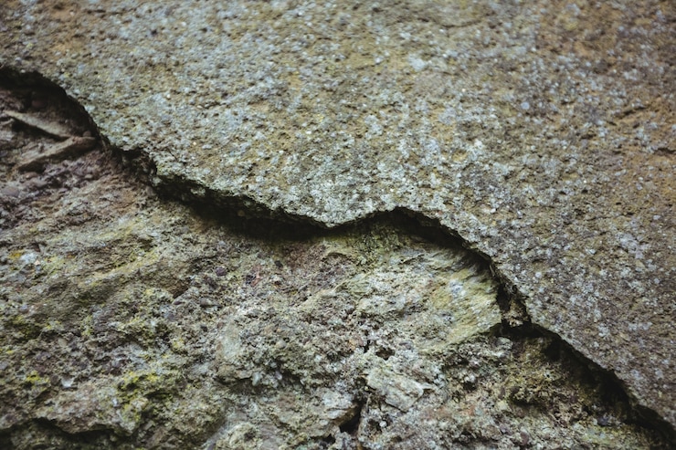 Foto gratuito primer plano de la pared de piedra erosionada