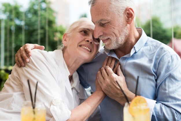 Primer plano pareja abrazándose