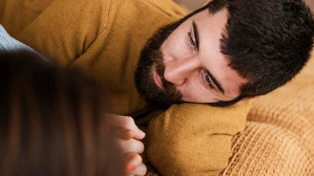 Primer plano, pareja, acostado