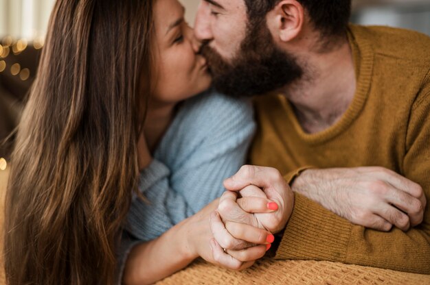 Primer plano, pareja, besar, en casa