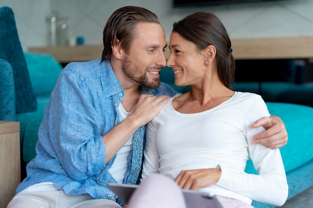 Primer plano de pareja en casa compartiendo tiernos momentos