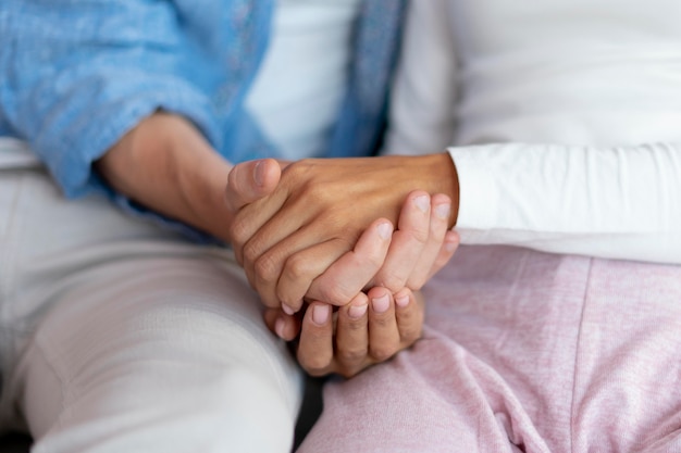 Primer plano de pareja en casa compartiendo tiernos momentos