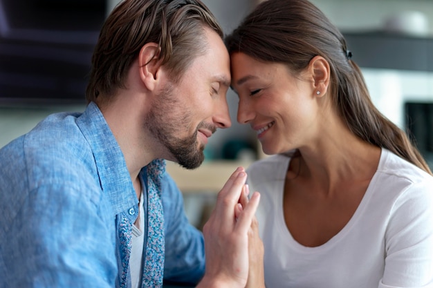 Foto gratuita primer plano de pareja en casa compartiendo tiernos momentos