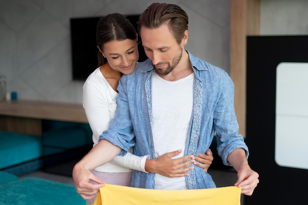 Primer plano de pareja en casa compartiendo tiernos momentos