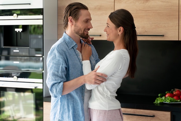 Primer plano de pareja en casa compartiendo tiernos momentos