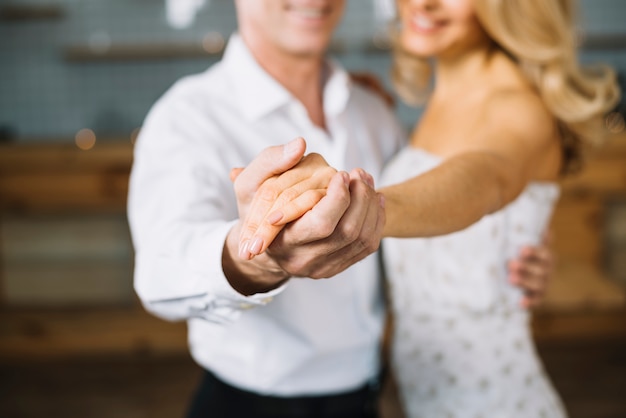 Primer plano de la pareja casada bailando