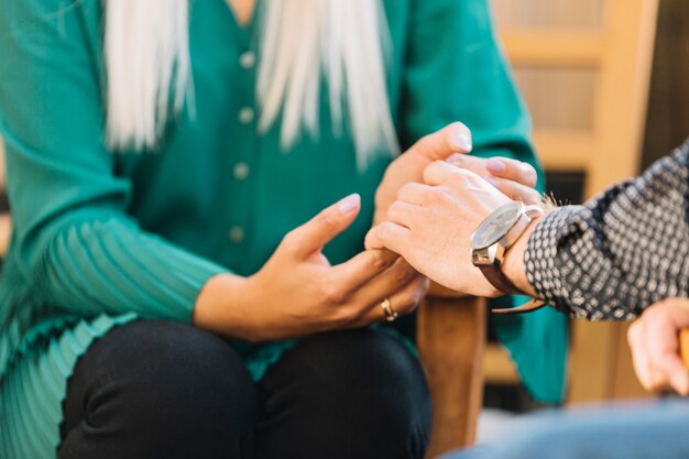 Primer plano de pareja cogidos de la mano