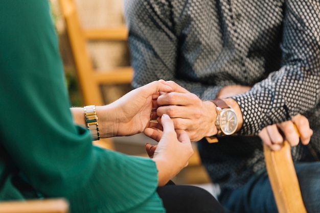 Primer plano de pareja cogidos de la mano