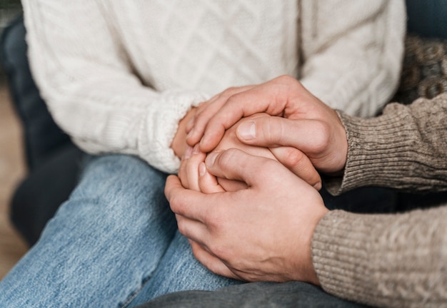 Foto gratuita primer plano, de, un, pareja cogidos de la mano