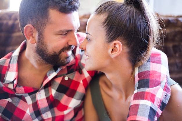 Foto gratuita primer plano de una pareja encantadora mirando el uno al otro