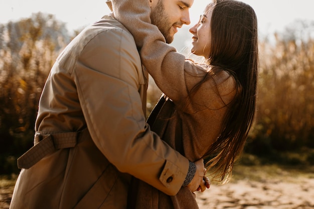 Primer plano, pareja feliz, aire libre