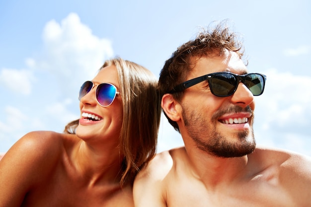 Primer plano de pareja feliz con gafas de sol