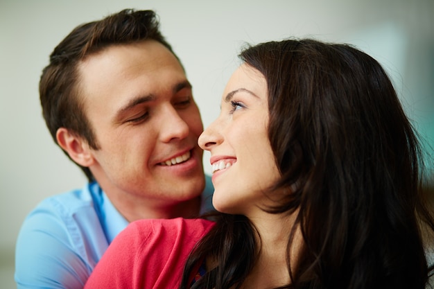 Primer plano de una pareja feliz mirándose