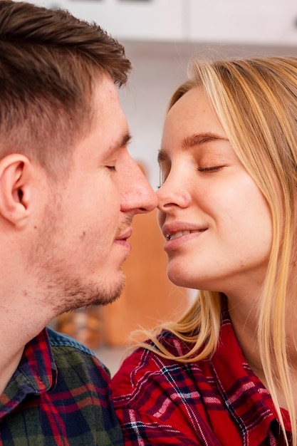 Foto gratuita primer plano pareja gesto romántico