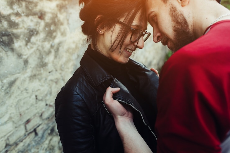 Foto gratuito primer plano de pareja joven cariñosa