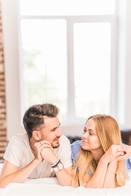 Primer plano, de, pareja joven, mentira, ob, cama, el mirar, uno al otro