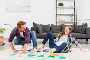 Foto gratuita primer plano de una pareja joven que disfruta jugando al juego de puntos en la sala de estar