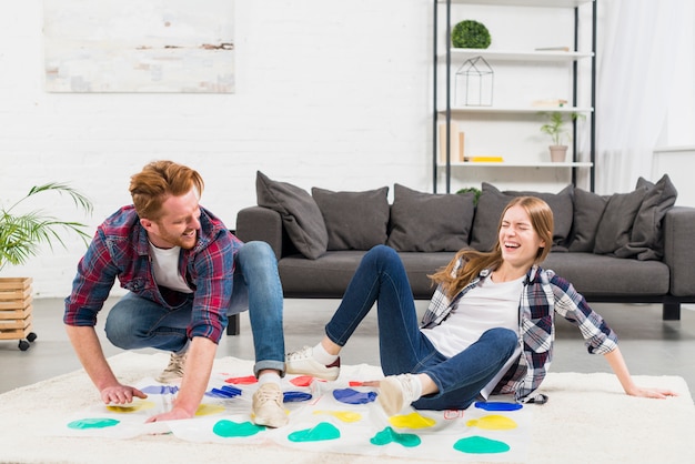 Primer plano de una pareja joven que disfruta jugando al juego de puntos en la sala de estar