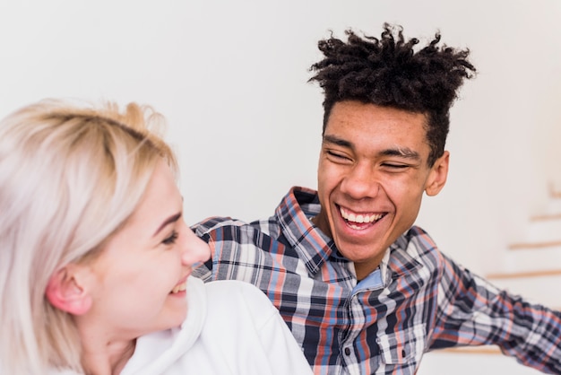 Primer plano de pareja joven sonriente interracial