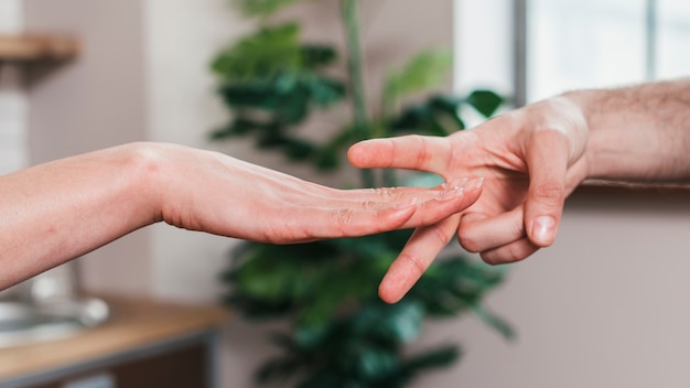 Primer plano de la pareja jugando el juego de papel tijeras piedra