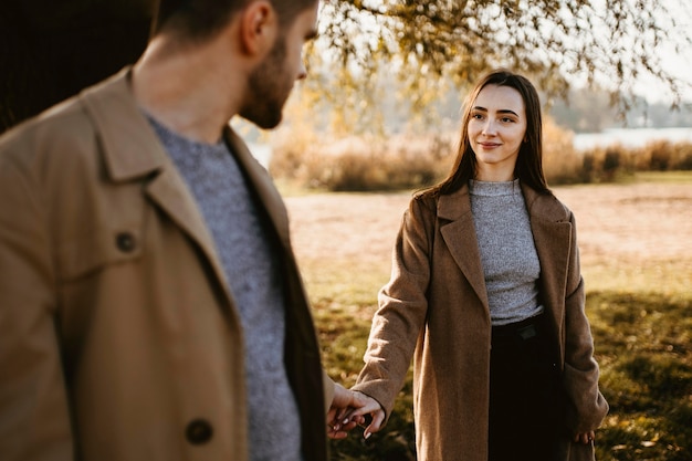 Primer plano, pareja, manos de valor en cartera