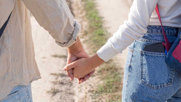 Primer plano, pareja, manos de valor en cartera