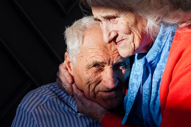 Primer plano, pareja mayor, enamorado