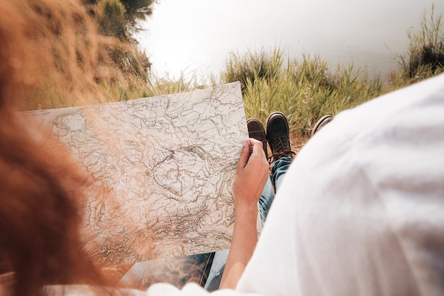 Foto gratuita primer plano pareja mirando en un mapa