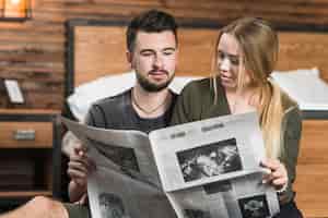 Foto gratuita primer plano de una pareja mirando el periódico