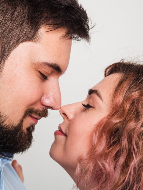 Primer plano de la pareja posando para San Valentín