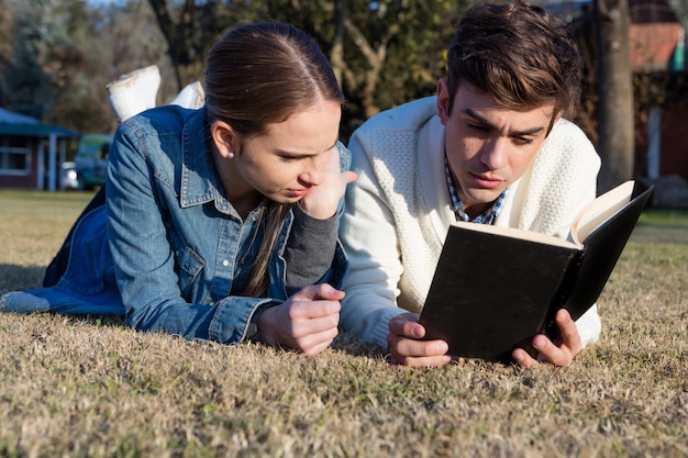 Primer plano de pareja prestando atención a la lectura