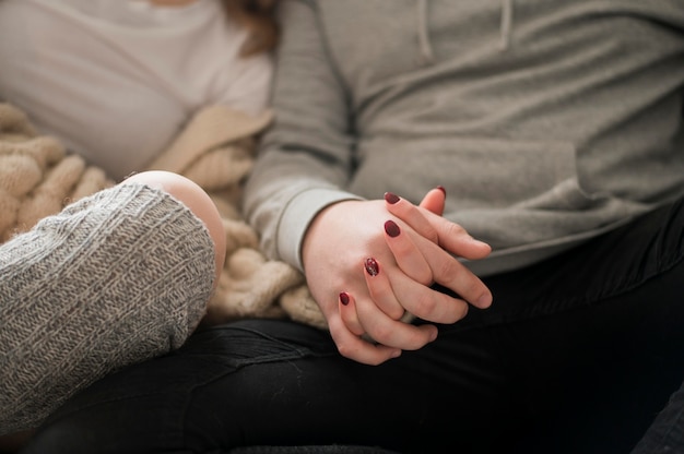 Primer plano, pareja que sujeta manos