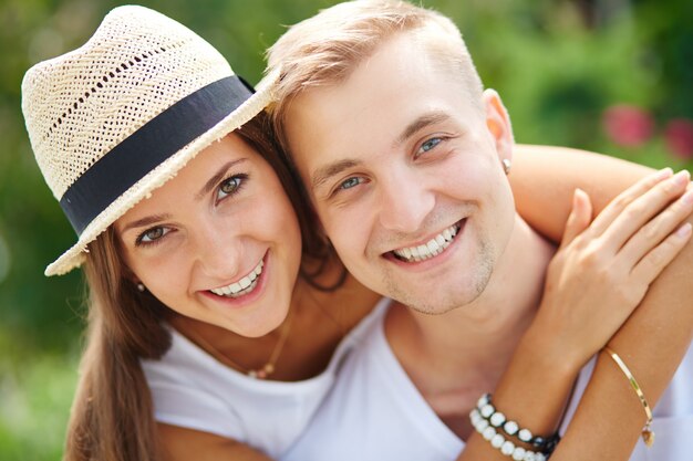 Primer plano de pareja riéndose al aire libre