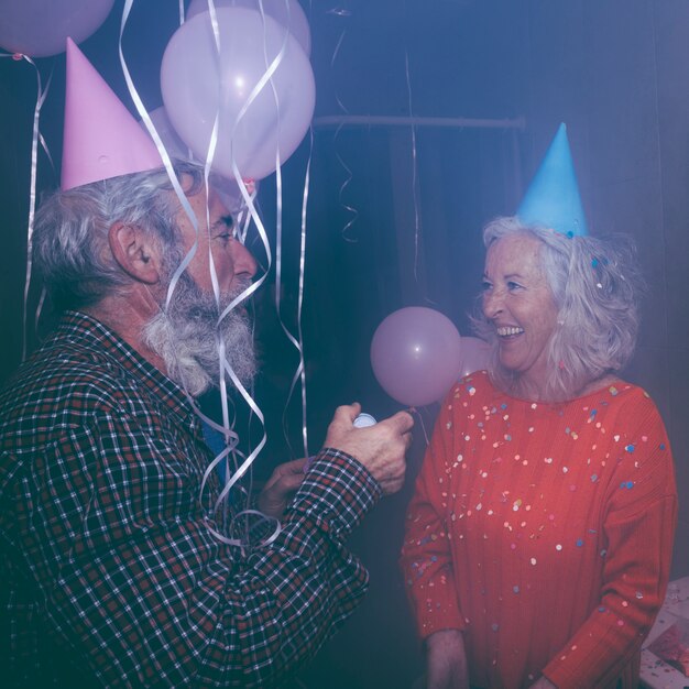 Primer plano de pareja senior disfrutando en la fiesta de cumpleaños