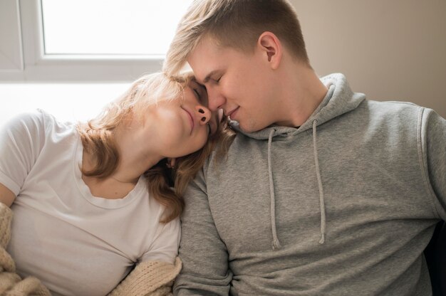 Primer plano, pareja, en, sofá