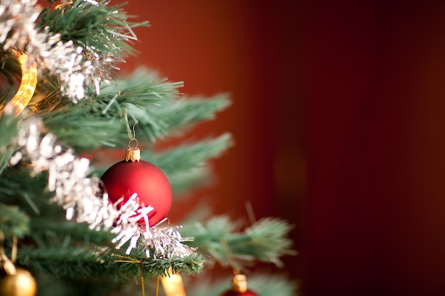 Primer plano de una parte de un abeto decorado durante la Navidad