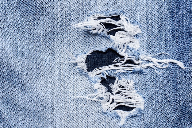 Primer plano de una parte rasgada de jeans