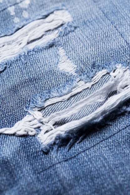 Primer plano de una parte rasgada de jeans