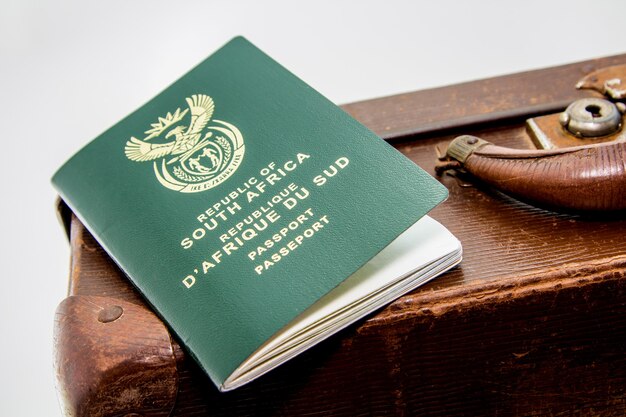 Primer plano de un pasaporte sudafricano en un equipaje marrón