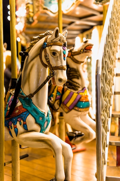 Primer plano de paseo en carrusel en el parque de atracciones