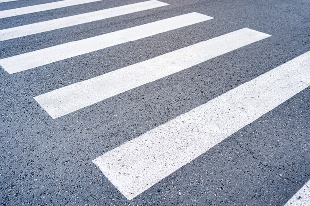 Primer plano paso de cebra desde la calle vacía