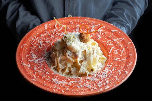 Foto gratuita primer plano de pasta con salsa, parmesano, champiñones