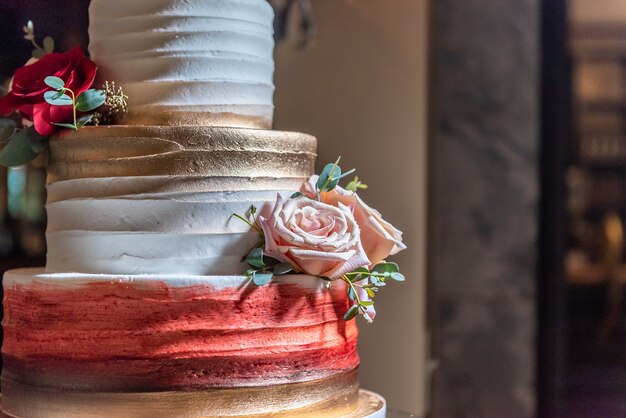 Primer plano de un pastel de bodas