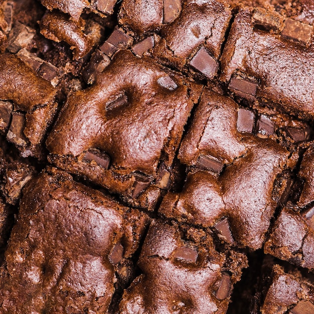 Primer plano de pastel de chocolate al horno corte