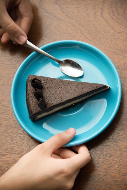 Primer plano de pastel de chocolate en plato azul